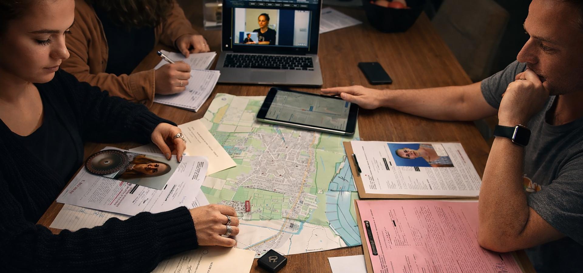 Fysieke True Crime Game met bewijsstukken op tafel